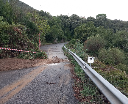 immagine notizia Maltempo ELBA. In corso le operazioni di rimozione dei detriti franosi sulla SP della Parata